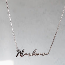 Cargar imagen en el visor de la galería, Angelica&#39;s - horizontal name necklace | Collar nombre personalizado
