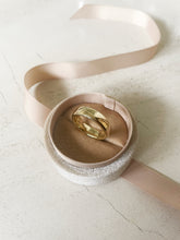 Load image into Gallery viewer, Argolla de matrimonio | Oro amarillo 18k personalizada
