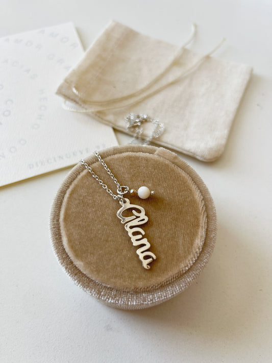 Grand - Vertical name necklace | Collar personalizado